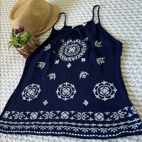 Solitaire Tops - SOLITAIRE Medallion Embroidered Boho Tank in Navy and White | M